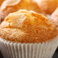 Deliciosas madeleines de Proust, doradas y cubiertas de azúcar, listas para evocar recuerdos.
