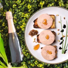 Delicioso foie gras en tostadas, acompañado de una botella de champán y tulipanes. Un festín que evoca de donde viene el foie.
