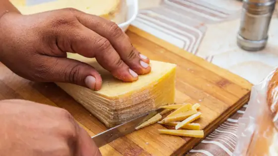 ¿Se come la corteza del queso? Guía para saberlo